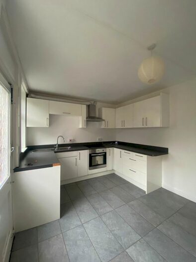 Semi-Detached House To Rent In Cyril Avenue, Nottingham, NG8