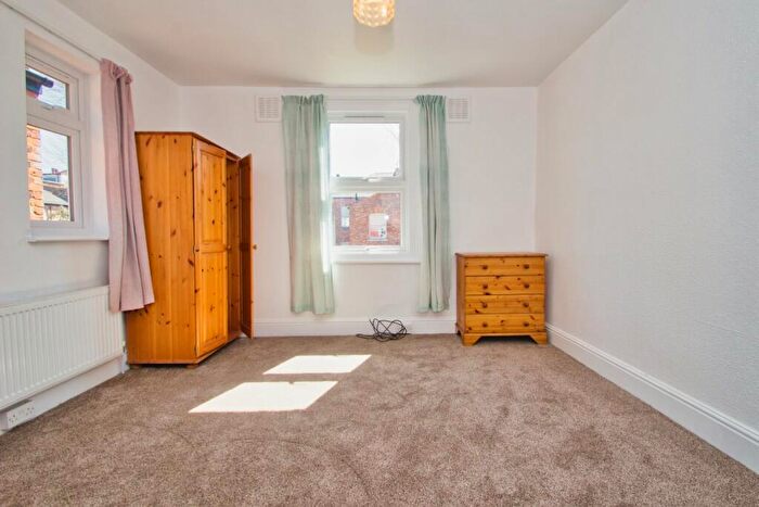 Flat To Rent In Richborough Road, Cricklewood, NW2