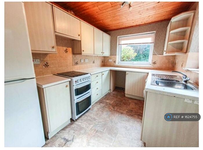 3 Bedroom Semi-Detached House To Rent In Lynmouth Close, Chadderton, OL9