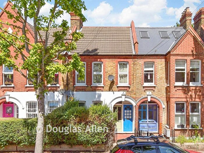 3 Bedroom Flat For Sale In Brettenham Road, Walthamstow, E17