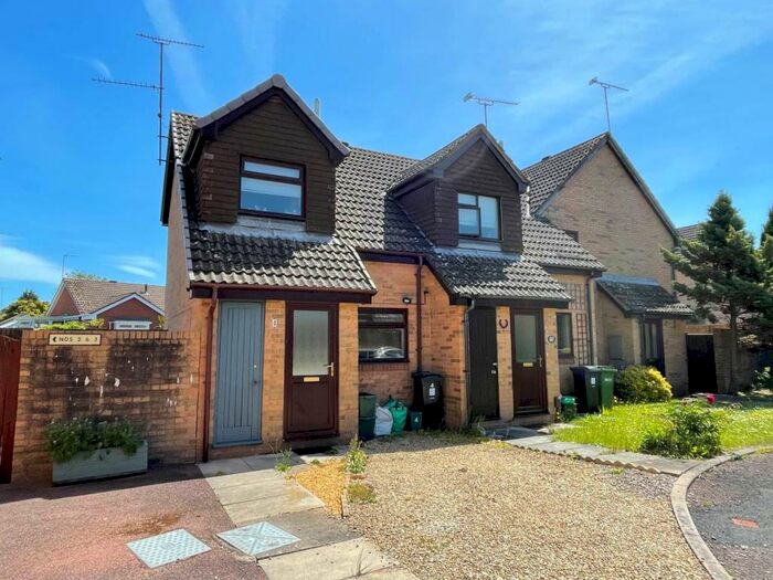 2 Bedroom House To Rent In Kingfisher Close, Thornbury, South