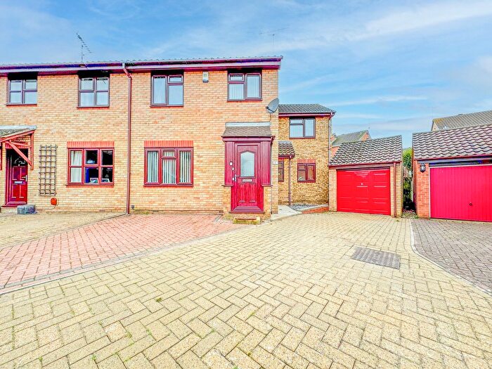 4 Bedroom Semi Detached House For Sale In Beatrice Close, Hockley, SS5