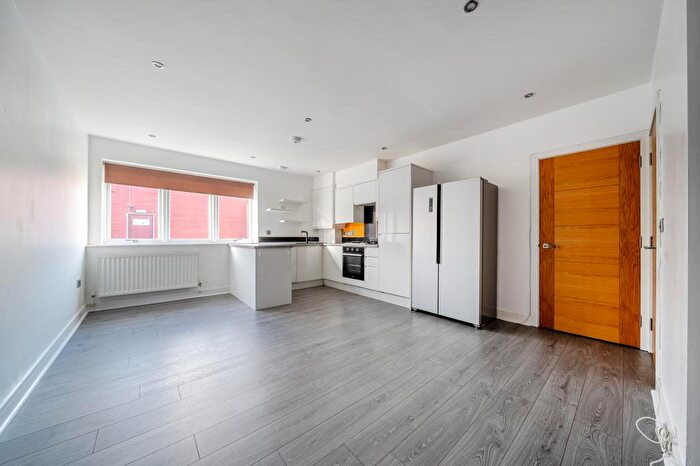 2 Bedroom Flat For Sale In Witney, Oxfordshire, OX28