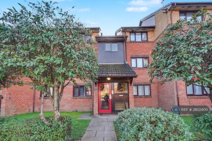 1 Bedroom Flat To Rent In Pavilion Way, Edgware, HA8