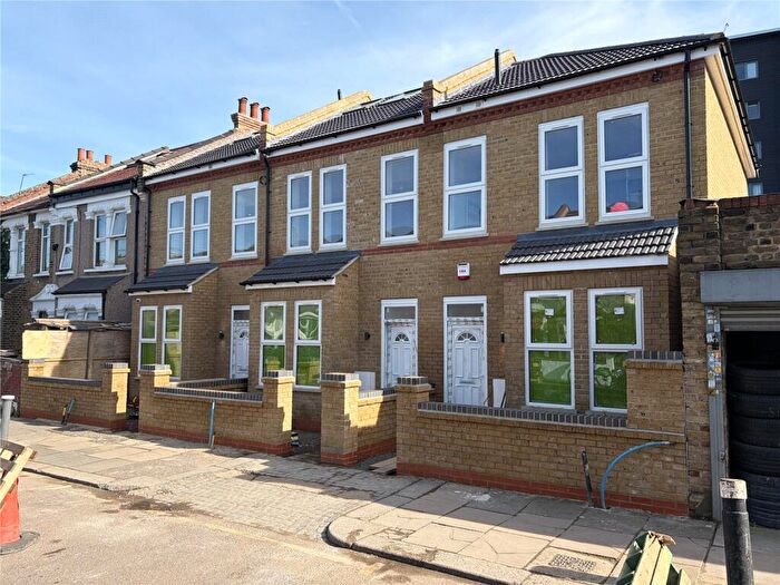 3 Bedroom Terraced House For Sale In Grainger Road, Wood Green, London, N22