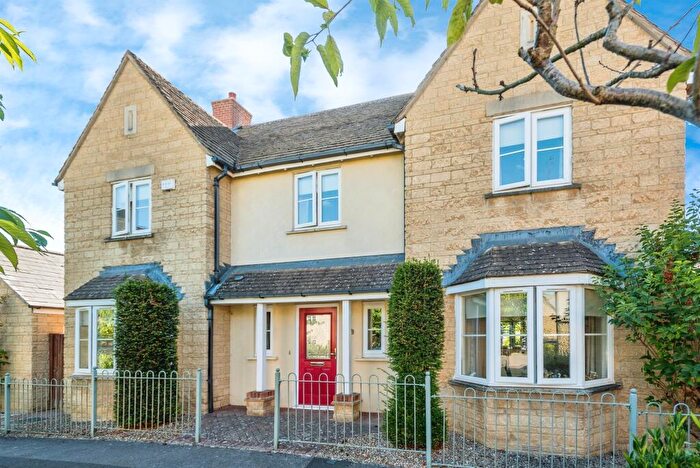4 Bedroom Detached House For Sale In Oakdale Road, Witney, OX28