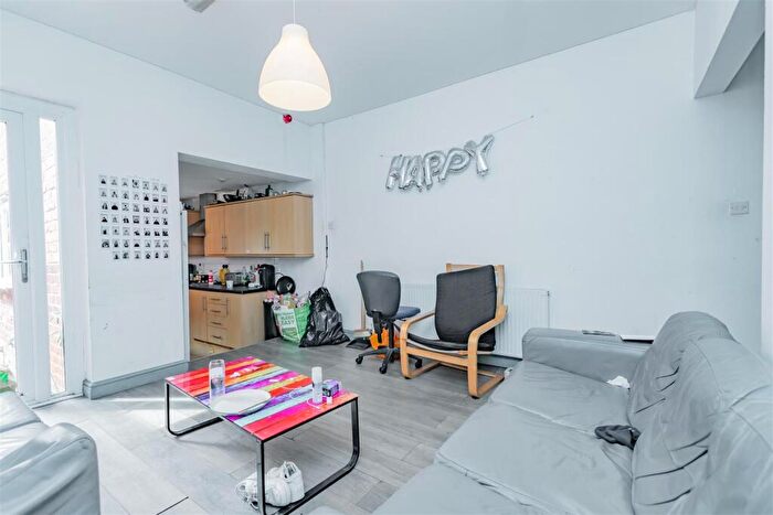 6 Bedroom House To Rent In Dawlish Road, Birmingham, West Midlands, B29