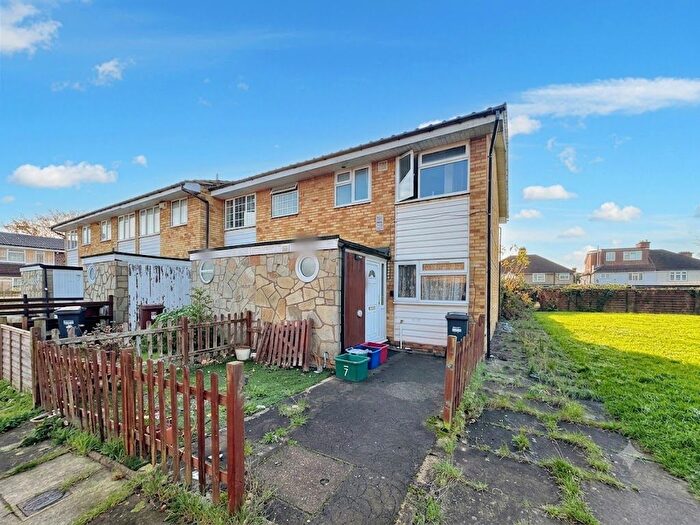 3 Bedroom Semi Detached House To Rent In Beechcroft Close, Hounslow, TW5