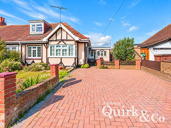 5 Bedroom Semi-detached House For Sale In Meynell Avenue, Canvey Island, SS8