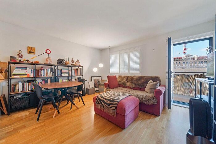 1 Bedroom Flat For Sale In Canalside Apartment With Parking, NW1