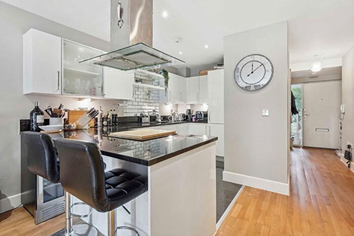 2 Bedroom Flat To Rent In Dragmore Street, London, SW4