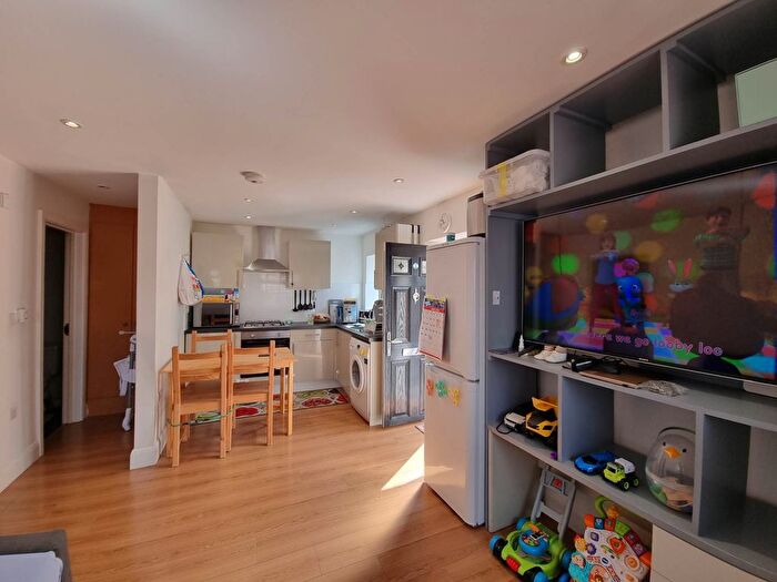 1 Bedroom Bungalow To Rent In Burghley Road, Turnpike Lane, N8