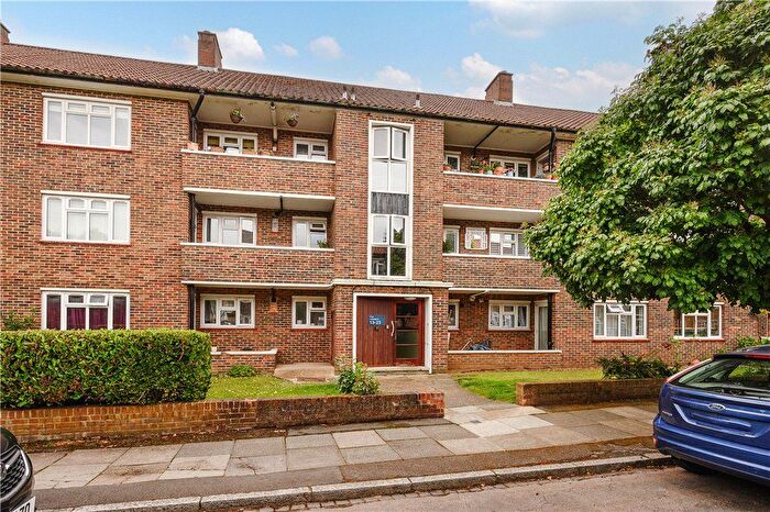 2 Bedroom Flat For Sale In Sycamore Road, Wimbledon Common, SW19