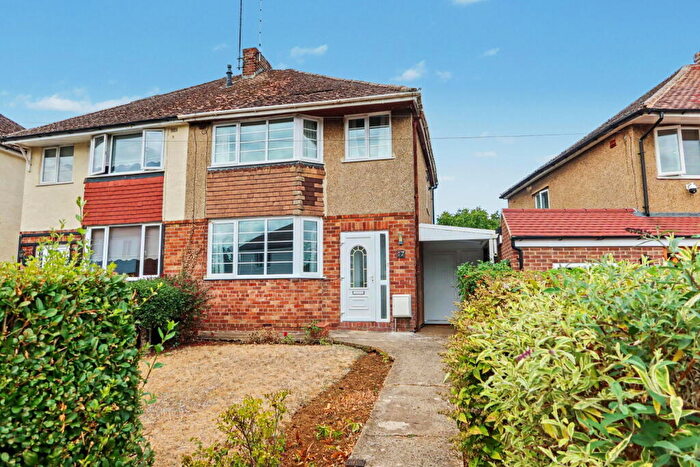 3 Bedroom Semi-Detached House For Sale In Orchard Close, Banbury, OX16
