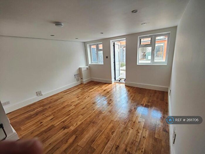 Studio To Rent In Garden Road, Walton-On-Thames, KT12