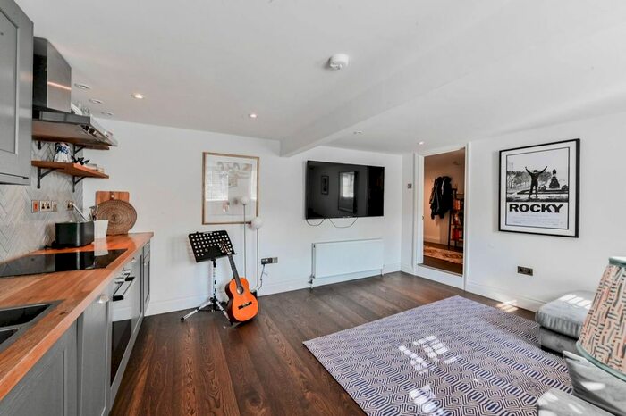 1 Bedroom Flat To Rent In Osbaldeston Road, Islington, London, N16