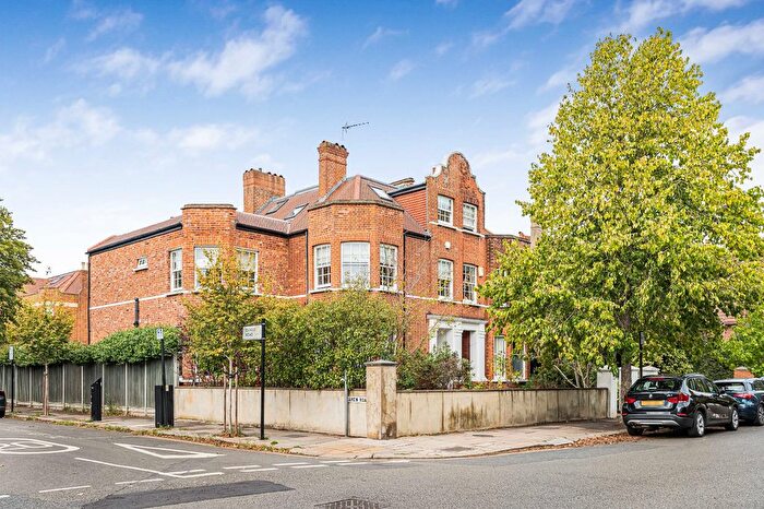 6 Bedroom Semi-Detached House For Sale In Elers Road, London, W13