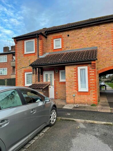 2 Bedroom Flat To Rent In Waterside Close, Northolt UB5