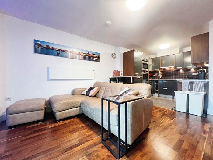 1 Bedroom Flat To Rent In Stuart Street, Cardiff, CF10