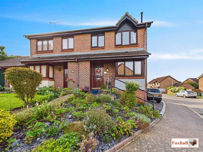 3 Bedroom Semi Detached House For Sale In Yewtree Grove, Kesgrave, Ipswich, IP5