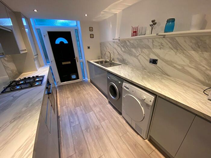 2 Bedroom Apartment To Rent In Kirkstall Lane, Leeds, LS6
