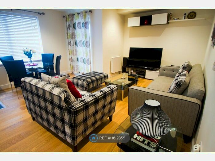 3 Bedroom Flat To Rent In Hankins House, London, SE10