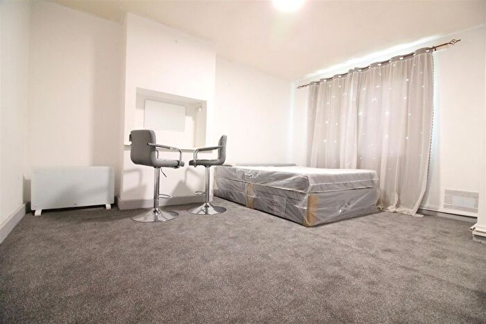 1 Bedroom Flat To Rent In Wesley Avenue, Hounslow, TW3