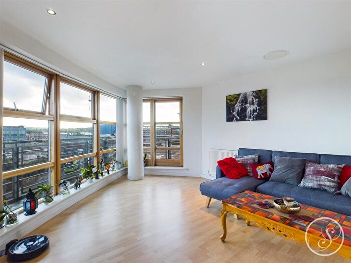 2 Bedroom Flat For Sale In Balmoral Place, Bowman Lane, Leeds, LS10