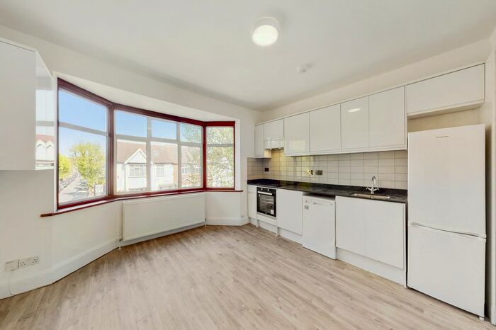 3 Bedroom Flat To Rent In Northfield Avenue, Ealing, W5