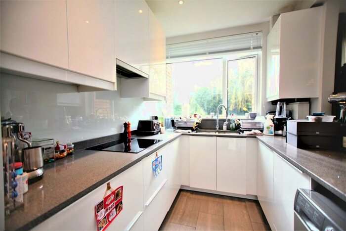 2 Bedroom Flat To Rent In James Close, Woodlands, Golders Green, NW11