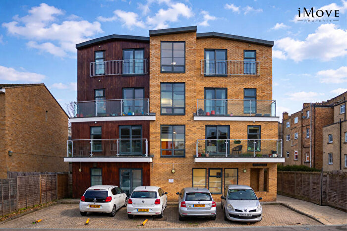 2 Bedroom Apartment For Sale In Palace Road, London, SE19