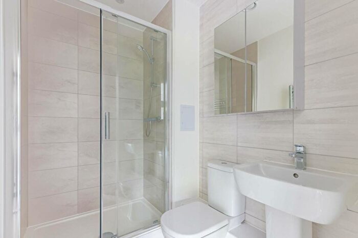 2 Bedroom Flat To Rent In Borders Lane, Loughton, IG10