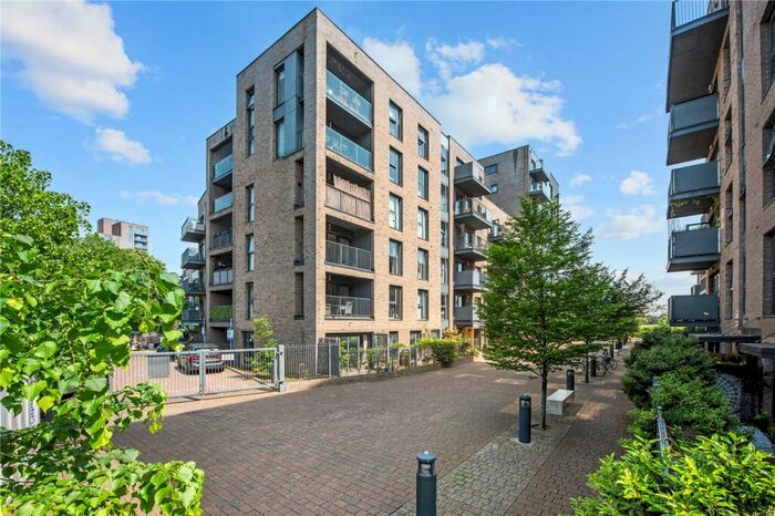 2 Bedroom Apartment For Sale In Green Lanes Walk, London, N4