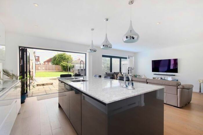 4 Bedroom Bungalow To Rent In The Grove, Walton-On-Thames, KT12