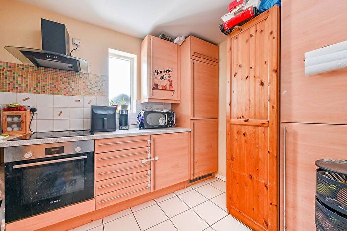 1 Bedroom Flat For Sale In Banstead Court, Shepherd's Bush, London, W12