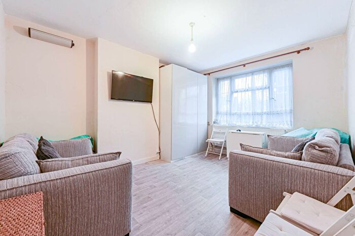 3 Bedroom Flat For Sale In Lawrence Close, White City, London, W12