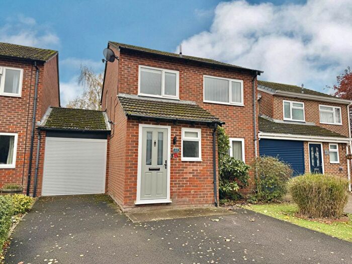 3 Bedroom Link Detached House For Sale In Balmoral Road, Didcot, OX11