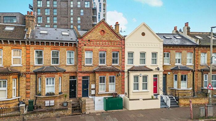 3 Bedroom Flat For Sale In Queenstown Road, Battersea, SW8