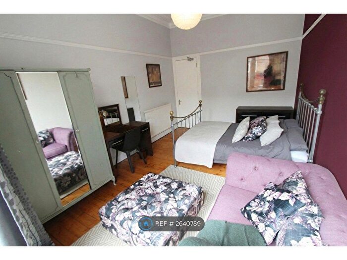 3 Bedroom Flat To Rent In Clarence Drive, Glasgow, G12