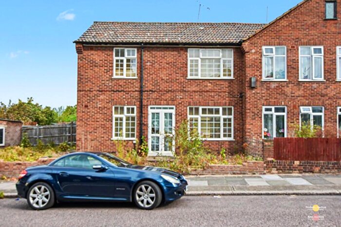 2 Bedroom End Of Terrace House For Sale In Waverley Crescent, Plumstead, London, SE18