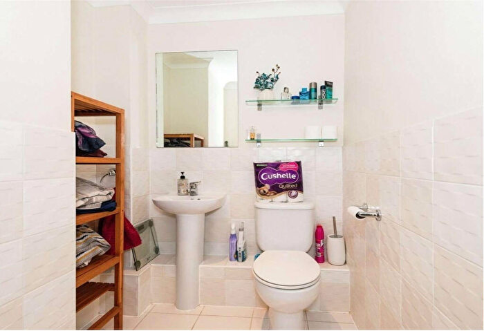1 Bedroom Flat For Sale In Leatherhead, KT22