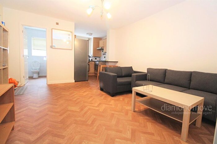 1 Bedroom Flat To Rent In Staines Road, Hounslow, TW4