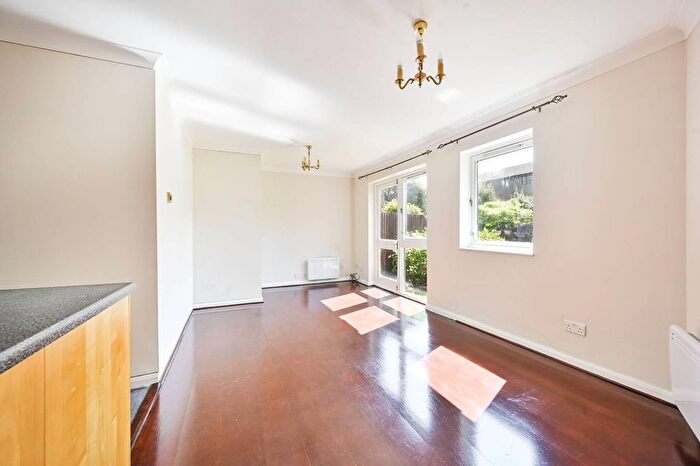 2 Bedroom Flat To Rent In Maltings Place, Sands End, London, SW6