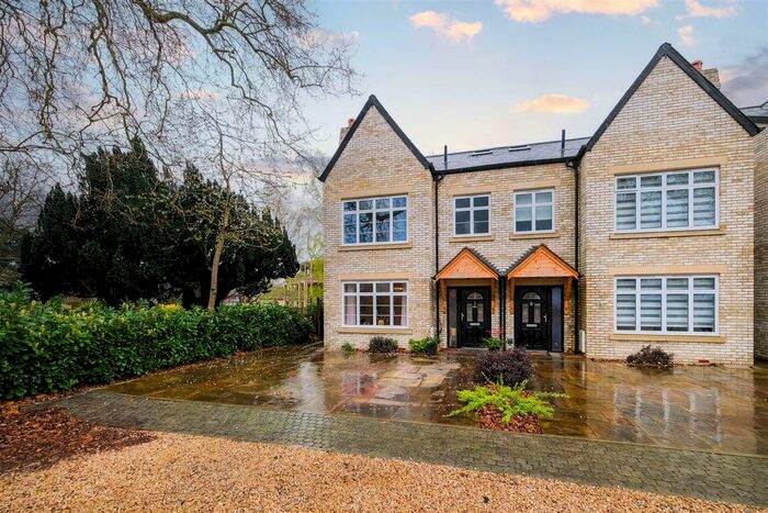 4 Bedroom Semi-Detached House To Rent In Vulliamy Close, London, E4