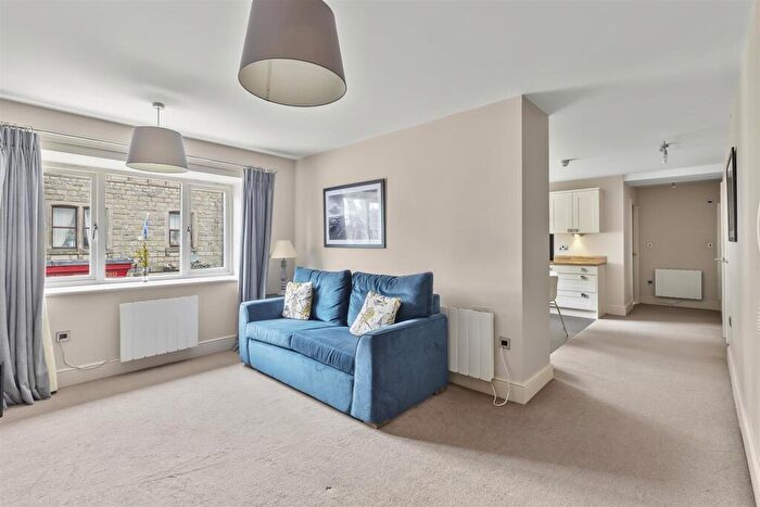 1 Bedroom Apartment For Sale In Crescent Court, Ilkley, LS29
