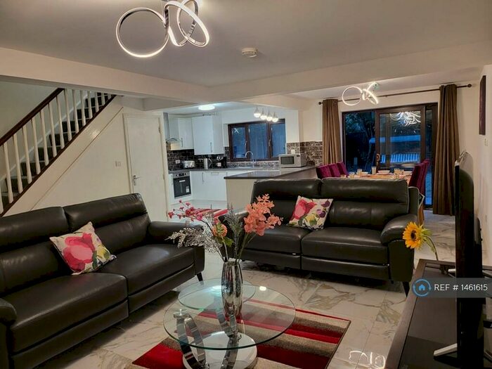 4 Bedroom Detached House To Rent In Wilkinson Croft, Birmingham, B8