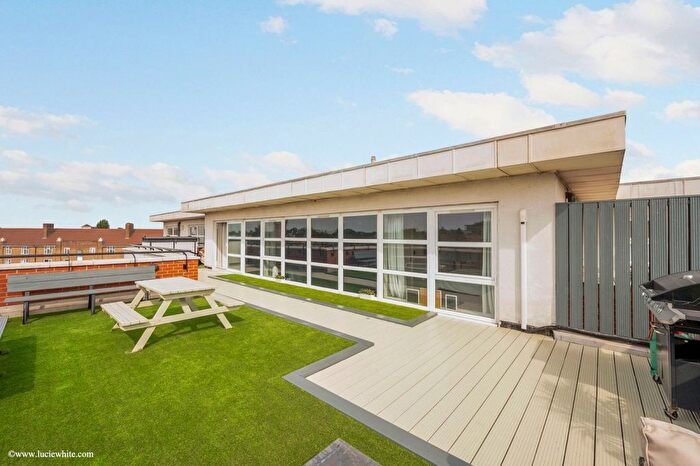 2 Bedroom Flat To Rent In London Road, Kingston Upon Thames, KT2