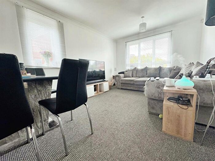 2 Bedroom Flat To Rent In Worthing Close, Grays, RM17