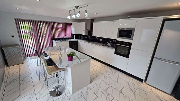 4 Bedroom Semi-detached House To Rent In Brooklands Close, LU4