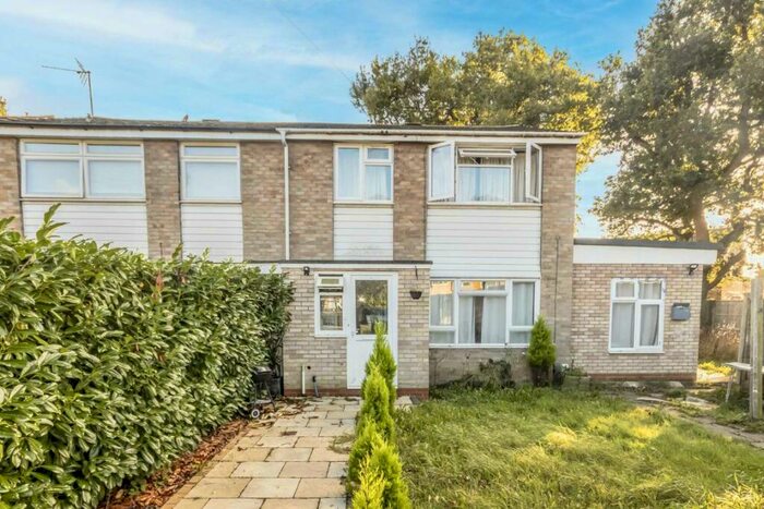 3 Bedroom Flat To Rent In Holroyd Road, Esher, KT10